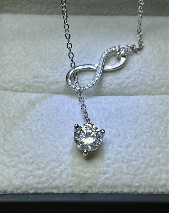 Серебряное колье с муассанитом 1 ct и мелкими муассанитами