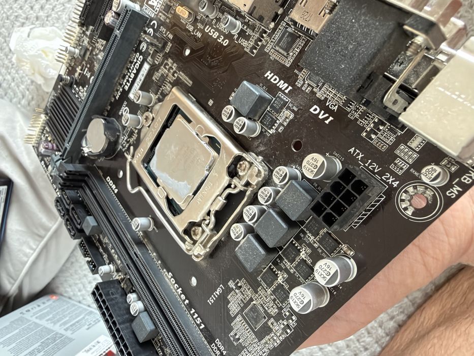 Płyta główna Gigabyte i procesor