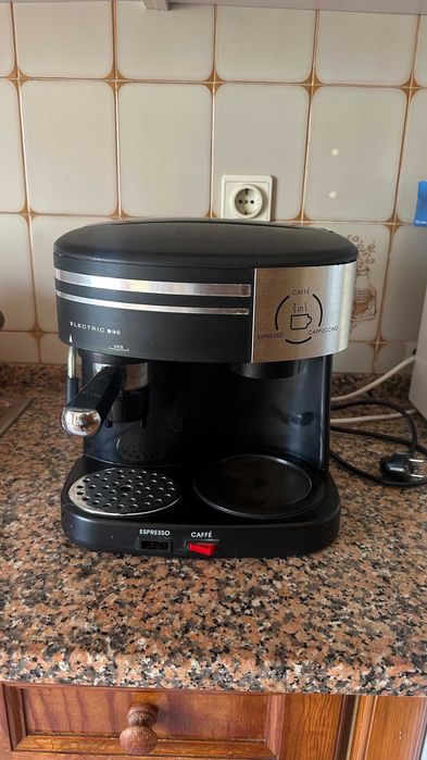 Electric Espresso & Cappuccino Maker 2-Cup 3 in 1  ( falta 1 botão)