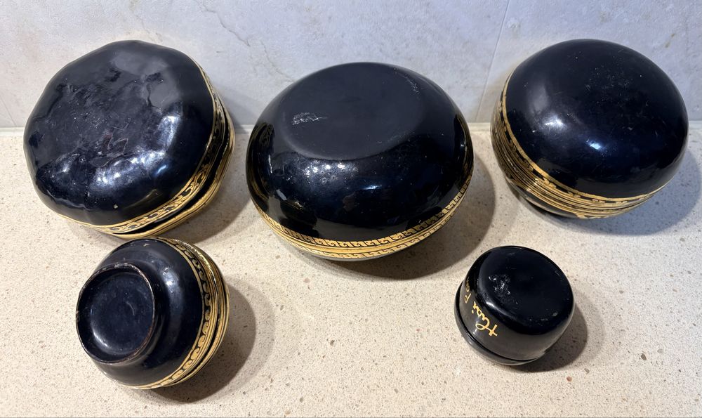 Lindas antigas caixas asiáticas em charão lacado e dourado