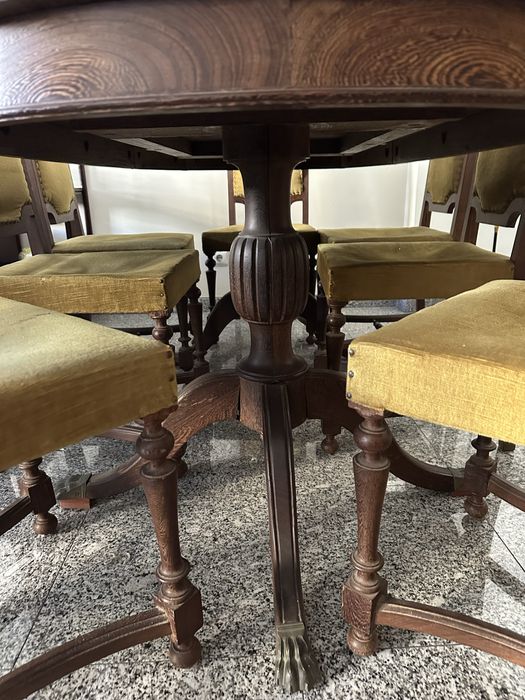 Mesa de madeira maciça mais 7 cadeiras