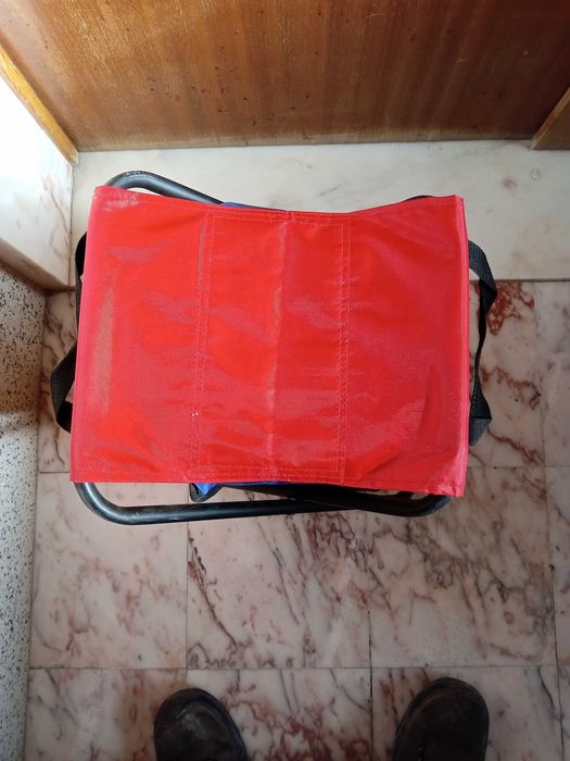 Banco dobravel com uma bolsa isotermica