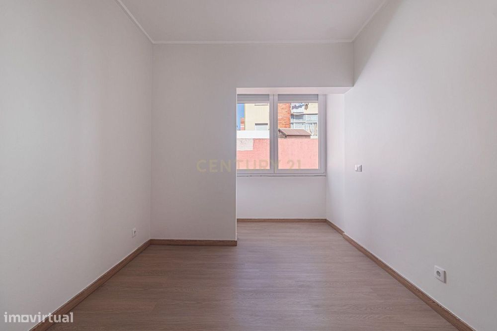 T2 Totalmente Remodelado | Luminosidade, Conforto e Terraço de 45 m²
