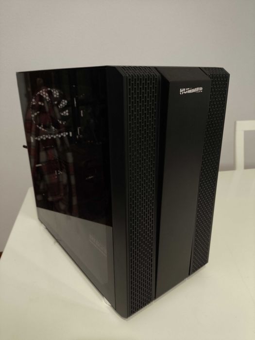 Computador torre gaming.