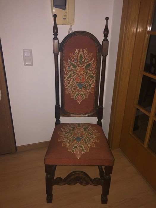 Cadeira com estofo bordado