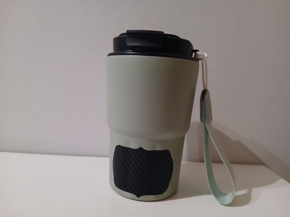 Copo metálico com tampa plástica