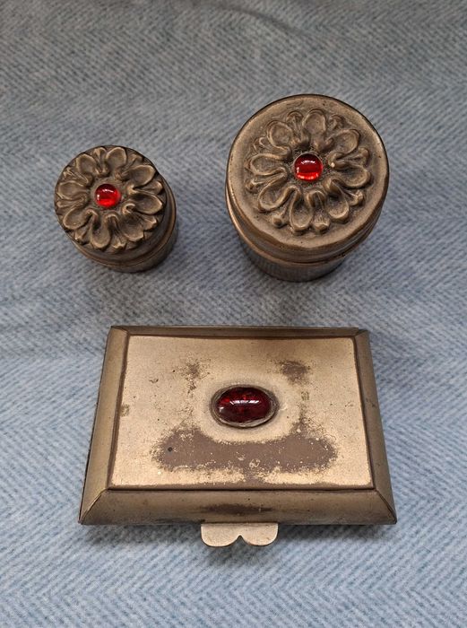 Trio de caixas em estanho, design floral, anos 60