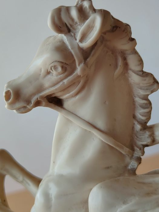 Estatueta de dama antiga a cavalo.