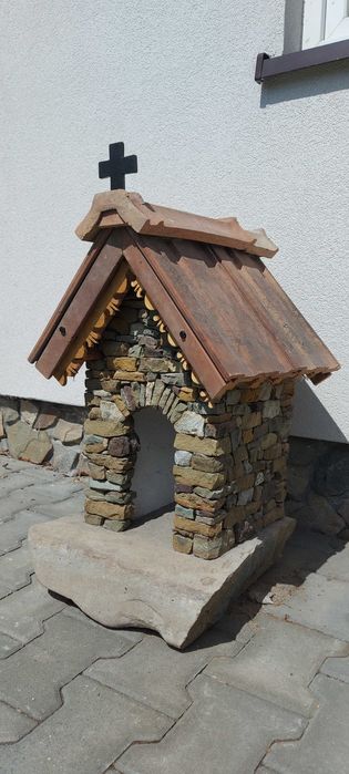 Kamienna kapliczka ogrodowa