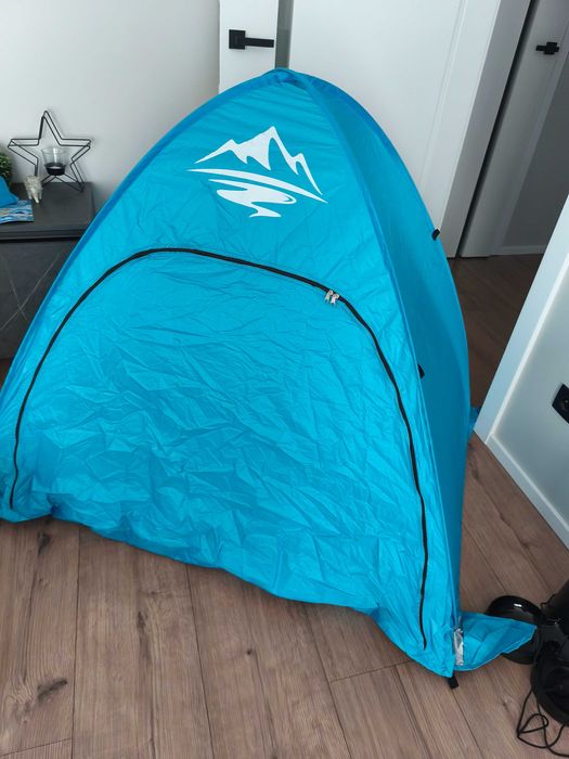 niebieski namiot plażowy kempingowy typu pop-up samorozkładający się