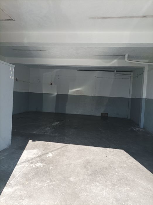 Arrenda armazém/oficina/garagem