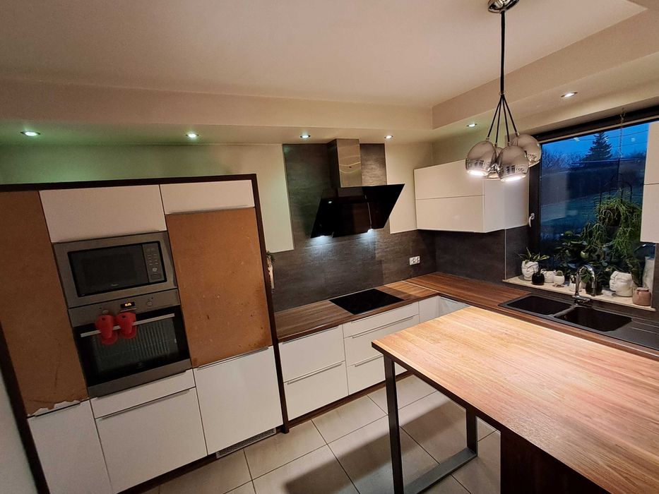 Kuchnia używana w zabudowie, biały połysk z wyspą kuchenną