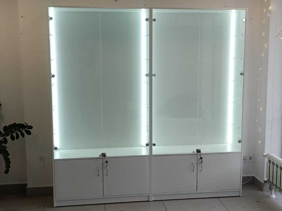 Вітринний торговий стелаж зі скляними полицями та дверками | Наявність