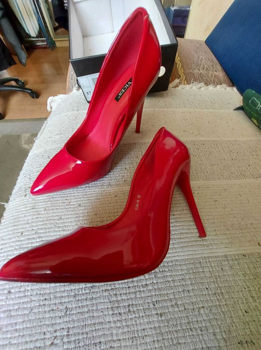 Czerwone szpilki lakierowane