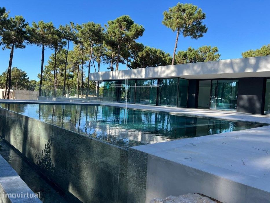 Moradia isolada T6, arquitetura contemporânea com garagem e piscina...