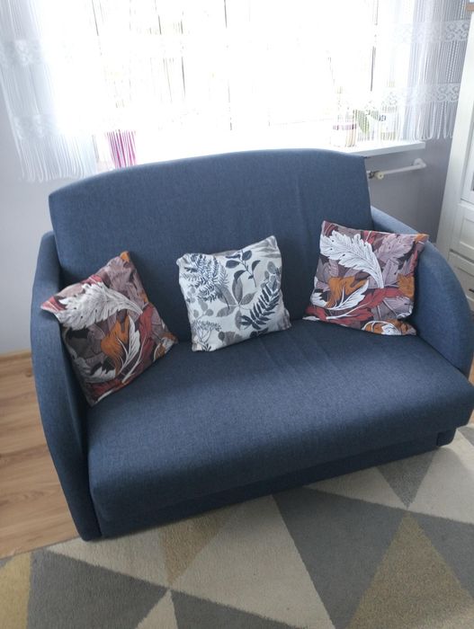 Sofa dwuosobowa.
