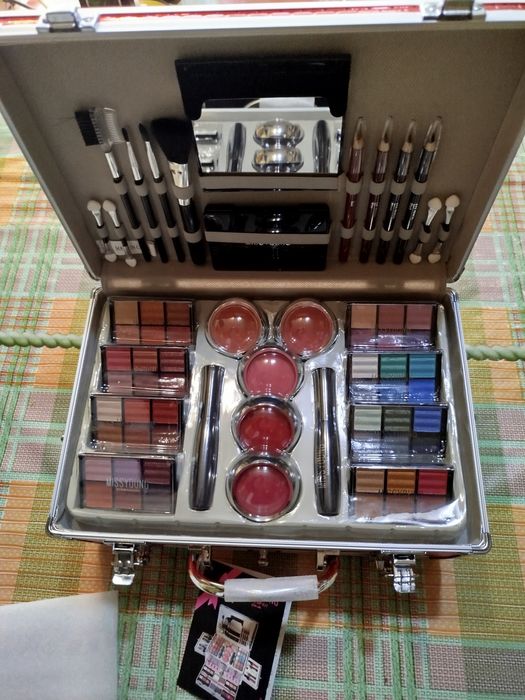 Набір декоративної косметики (валізка) 106 предметів