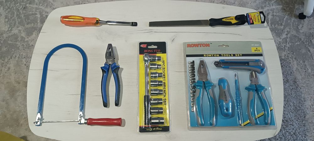 Ключ трещётка с торцевыми головками и другой ручной инструмент.