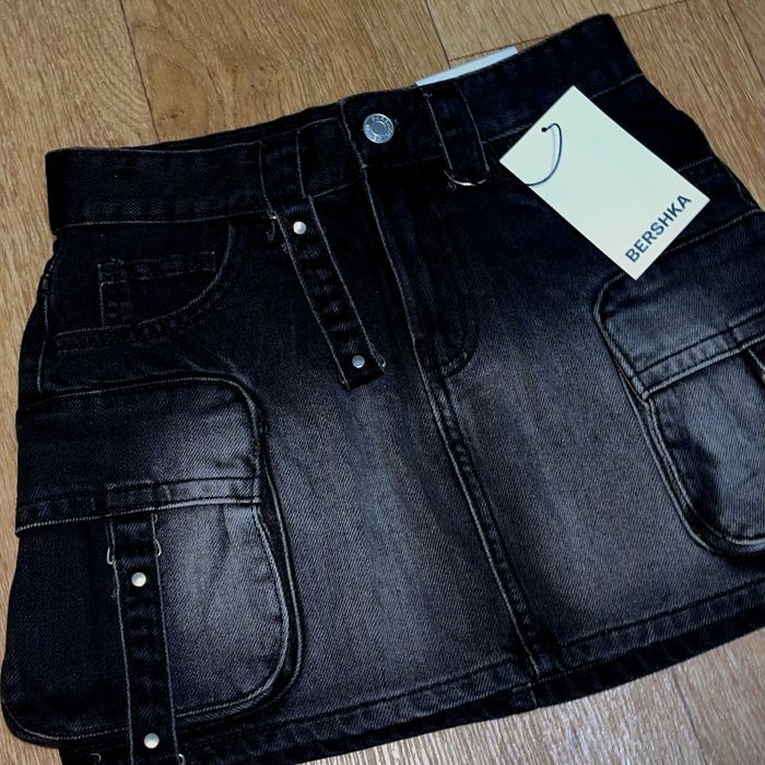 Продам мини юбку карго Bershka размер 32, черная (новая с бирками)