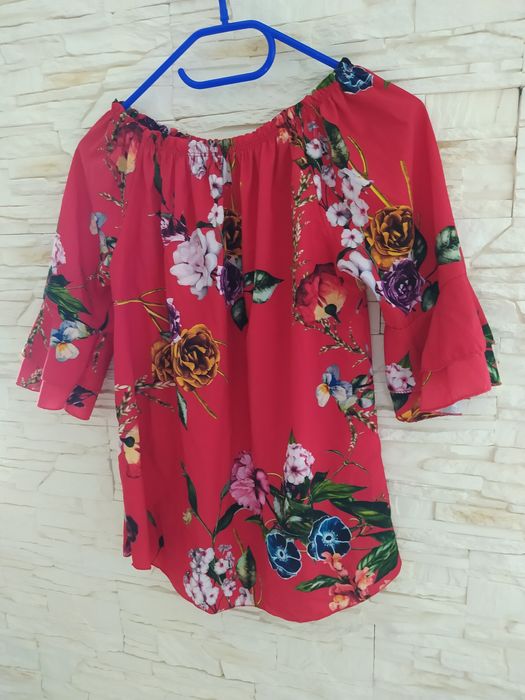 Czerwona bluzka w kwiaty 38