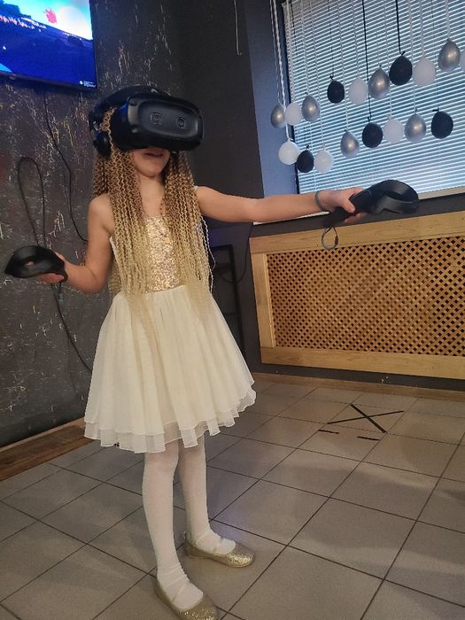 Платье красивое , золотое, праздничное, нарядное, вместе с жилетклой