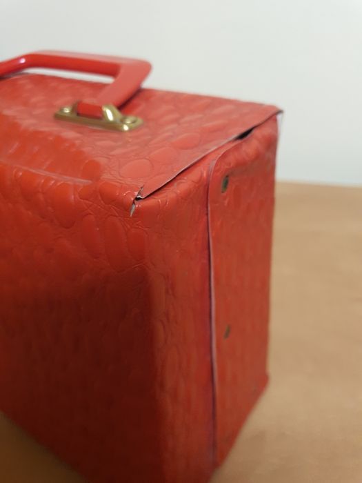 Czerwony kuferek na kosmetyki