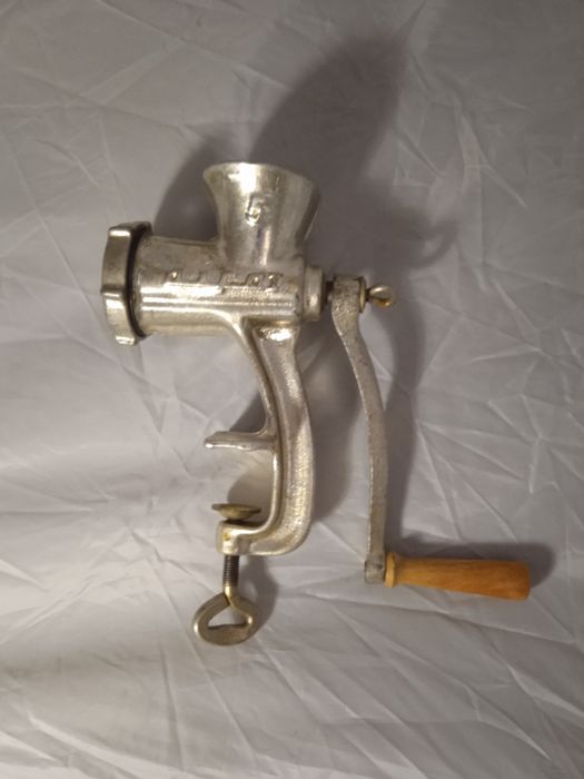 Ręczny młynek do mięsa. Może służyć kolekcjonerski lub praktycznie