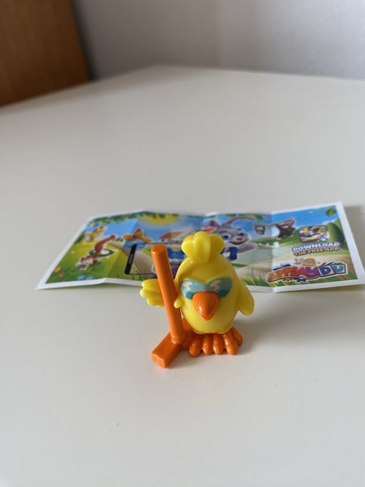 Figurka Kurczak w okularach z Kinder Niespodzianka
