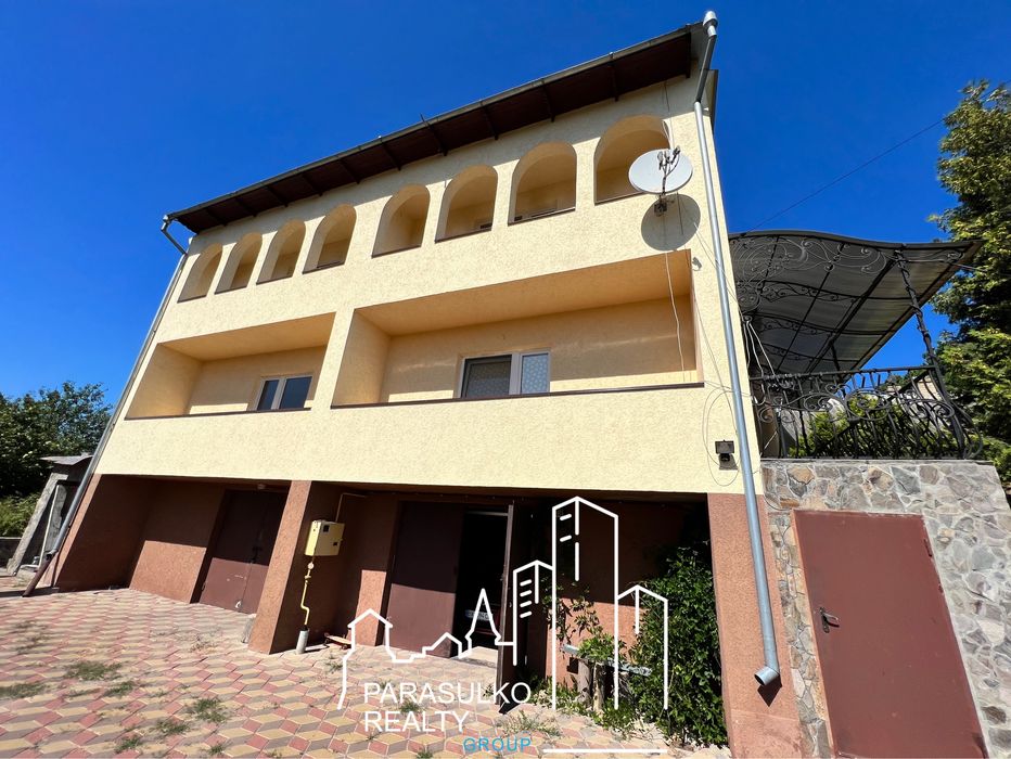 ФАНТАСТИЧНО привабливий будинок в мальовничому місці!