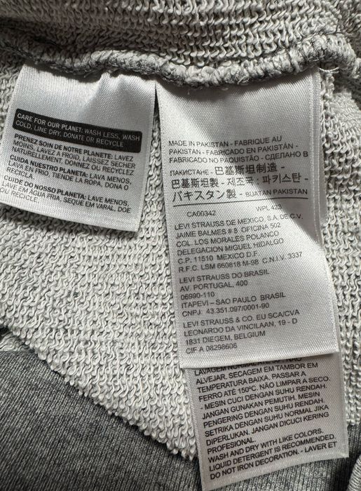 Толстовка Levi’s.