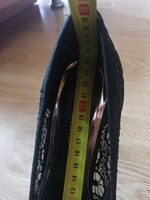 Buty na szpilce z koronki