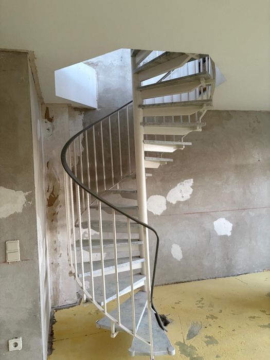 Schody spiralne wewnętrzne z marmurowymi stopniami - okazja!