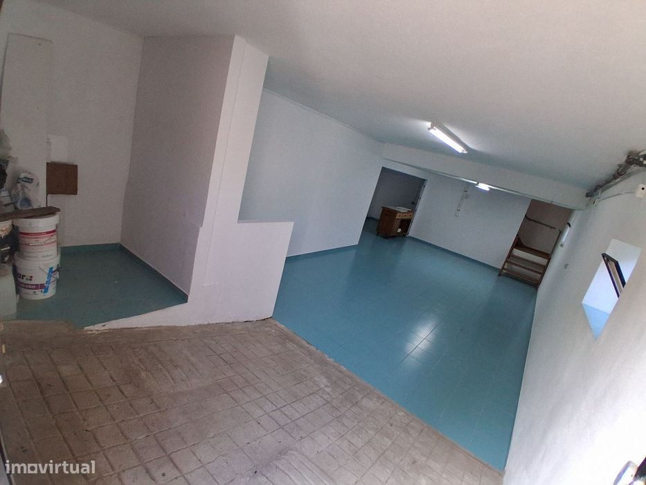 Showroom, armazém, garagem, espaço comercial, pequena logística