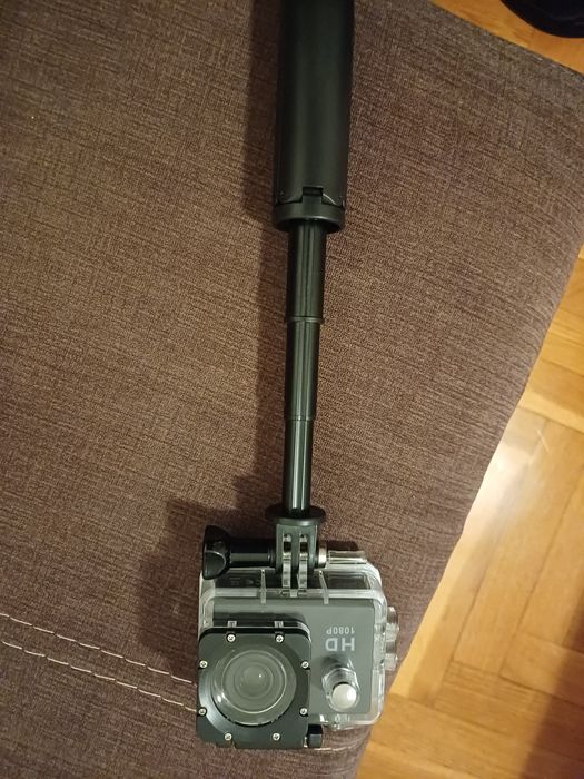 Câmara de ação 1080p, com tripé extensível.
