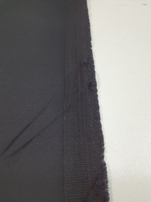 Tkanina czarna grubsza lejąca szer.140 cm.