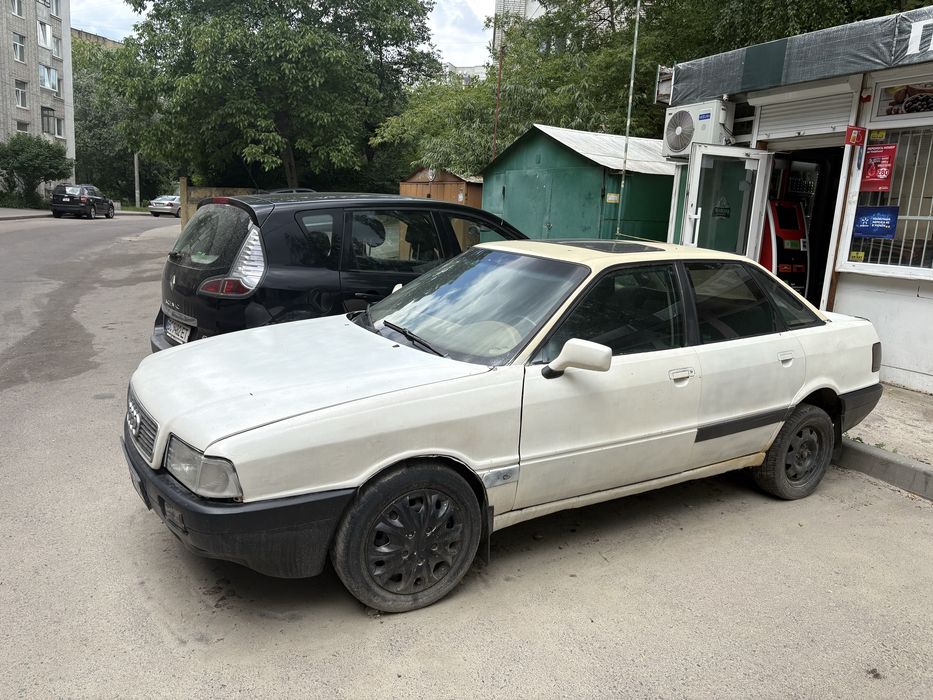 Audi 80 на ходу.