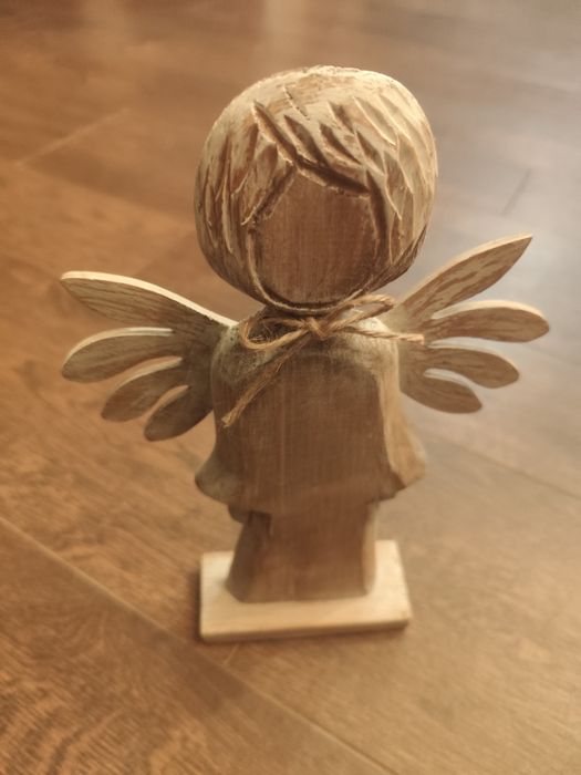 Drewniany rzeźbiony Aniołek
