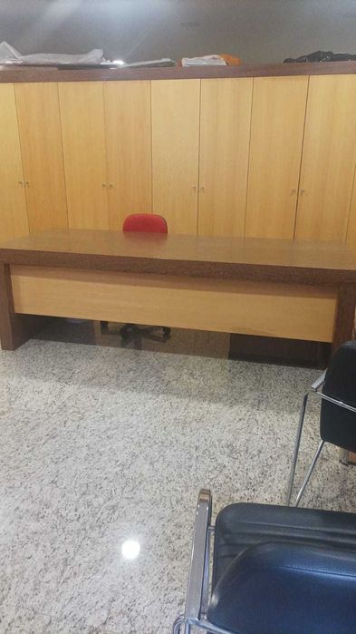 Secretária em Carvalho