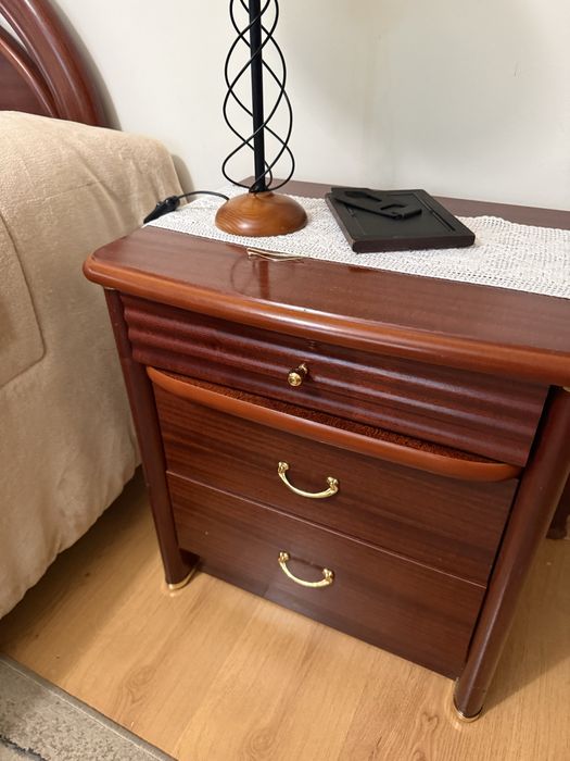 Mobilia de quarto completa (cama, mesas de cabeceira e movel)