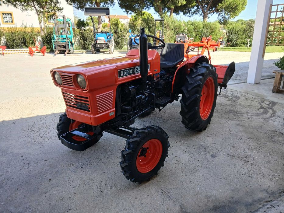 Trator kubota com fresa.