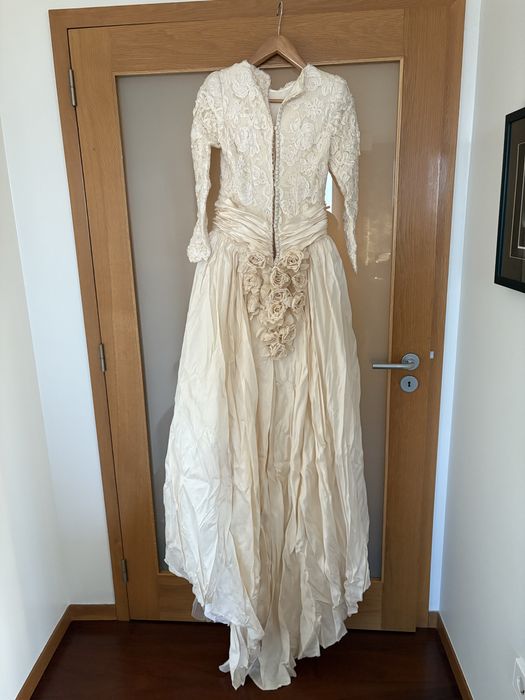 Vestido de noiva com cauda e veu curto