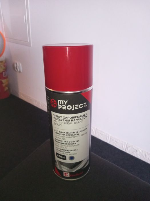 Spray na piszczące hamulce w aucie