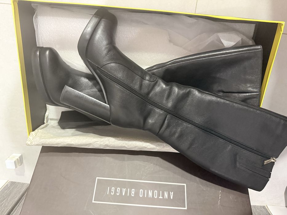 Високі чорні шикарні сапоги