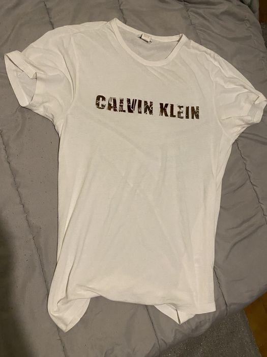 Tshirt Calvin klein em bom estado
