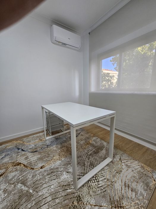 Mesa de Escritório / Secretária Minimalista Branca / Gaveteiro de Rede / Em óptimo estado.