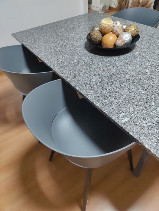 Mesa de jantar em granito