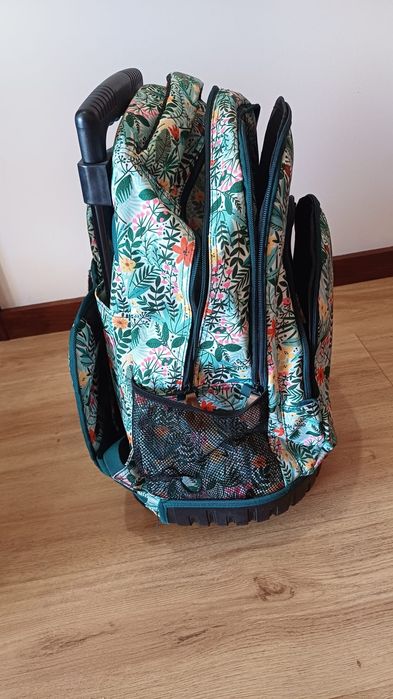 Mochila escolar com rodinhas e alça retrátil
Possui vários compartime