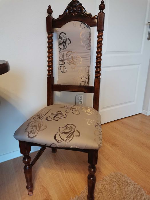 Cztery stylowe krzesła