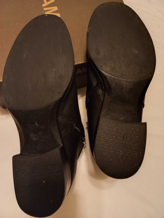 Botins pretos em pele