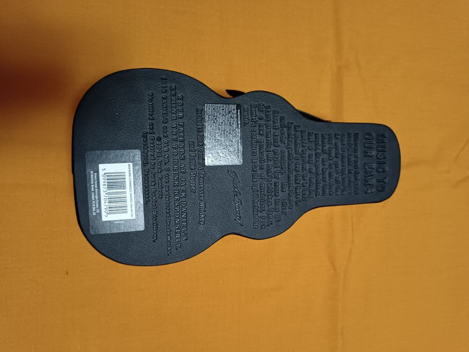 Кейс Jack Daniel's с крышкой в виде гитары.